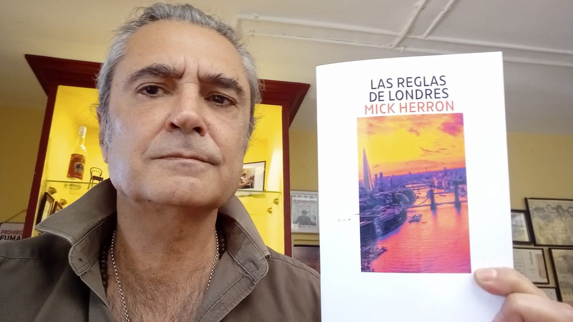 MICK HERRON Y LAS POSADERAS DEL ESPIONAJE MICK HERRON Y LAS POSADERAS DEL ESPIONAJE