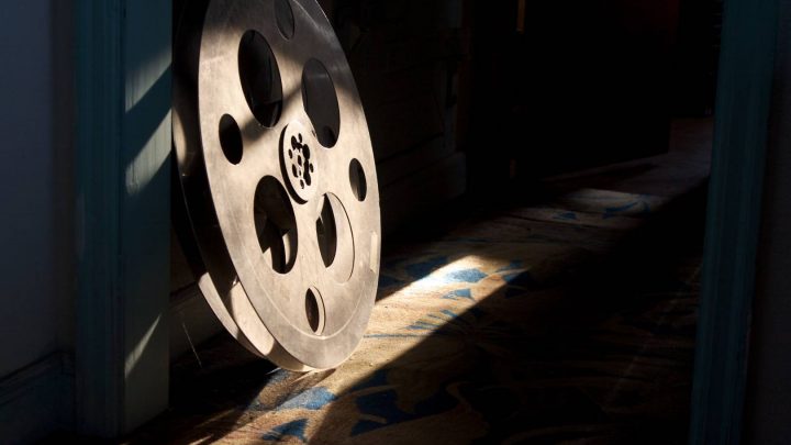 LUZ NEGRA SOBRE AGUA